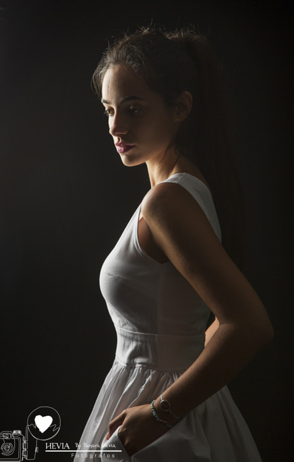 tamara_hevia_fotografia_hevia_fotografos_arriondas_sesion_moda_Un_poquito_de_mi_caprichos_de_armario_aida_de_la_vega_sesion_estudio_joven